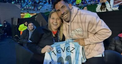 Aranzazu Osoro se sacó una foto con Carlos Tévez y se llevó el mejor obsequio