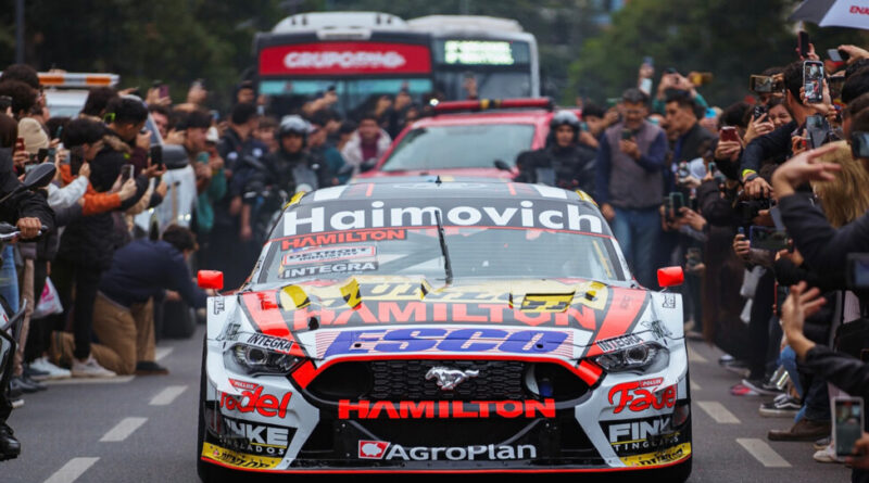Mariano Werner recorrió las calles de Córdoba para promocional la carrera del TC en Alta Gracia